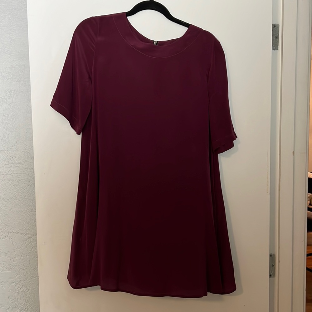 100% Silk Topshop maroon flowy mini dress with pockets! Half back zipper